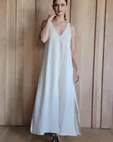 Vestido largo azul melange de corte imperio, con escote en V y breteles finos. Presenta una abertura lateral en la falda.