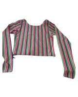 Top corto de lycra con estampado de rayas verticales en colores fucsia, verde, rojo, blanco y negro. Tiene mangas largas y espalda baja.