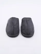 Pantuflas cerradas de hombre color gris con interior de piel sintética.