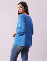 Blusa blanca texturada marca Ruby Rd, con escote redondo y mangas 3/4 con puño elastizado y apliques de broderie. Confeccionada en poliéster y elastano.