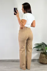 Pantalón de jean color camel, de corte wide leg.