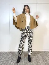 Capa color camel de paño con cuello solapa y doble botonadura frontal.