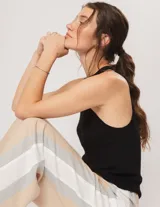 Musculosa negra de tejido de punto con cuello halter.