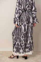 Pantalón palazzo de poliéster con estampado floral en tonos beige y rosa, cintura elastizada y corte plisado.
