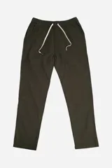 Pantalón jogger verde oscuro con cintura elástica ajustable con cordón, bolsillos laterales y traseros, corte recto y logo estampado en la pierna. Confeccionado en tejido de algodón, lino y spandex.