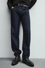 Bota estilo Chelsea de cuero negro, con punta fina, elásticos laterales y tirador trasero. Posee suela con ligero tacón.