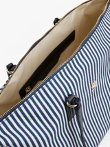 Cartera tote de lona con rayas verticales azules y blancas, doble asa superior negra, cierre de cremallera y logo de Tommy Hilfiger en el frente.