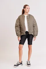 Campera bomber color verde militar, con cierre frontal y bolsillos laterales.