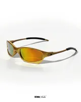 Lentes de sol con montura metálica dorada y lentes espejados color naranja.