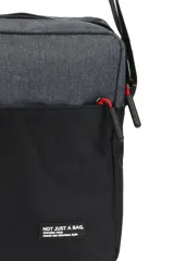 Bandolera negra rectangular de poliéster con correa ajustable y cierre superior. Tiene un bolsillo frontal con cierre y tiradores de cierre rojos.