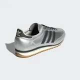 Championes Adidas SL 72 OG plateados con detalles en negro.