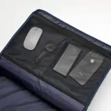 Mochila negra de poliéster y cuero, con asas reforzadas, compartimento para laptop de hasta 17 pulgadas, bolsillo trasero oculto y cinturón para valija.