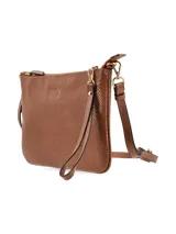 Cartera bandolera color marrón con textura símil piel de serpiente. Tiene correa larga regulable, cierre superior con cremallera y forro interior textil.