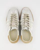 Championes Coolway Mile de estilo retro, color plateado con detalles en blanco y suela color caramelo. Confeccionados en cuero y nylon, con logo "MILE" en dorado envejecido.