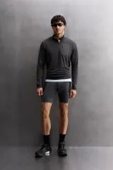Mallas cortas de entrenamiento negras confeccionadas en tejido técnico y elástico en cuatro direcciones. Cuentan con cintura elástica ajustable con cordón interior, bolsillos laterales de fácil acceso y logo estampado en la espalda.