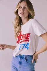 Remera blanca de manga corta con estampado frontal de la leyenda 'Bowie' en rojo y '1974' en azul.