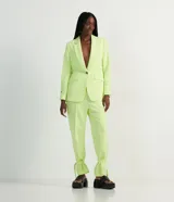 Pantalón wide leg de crepé color verde lima, de tiro alto, con pliegues delanteros, bolsillos traseros y lazo en los tobillos.