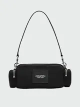 Bolso de hombro Marc Jacobs modelo The Cargo Canvas, color negro con logo estampado en blanco.