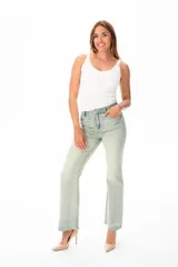 Musculosa blanca de viscosa con escote en V y breteles finos.