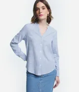 Camisa de manga larga con cuello V, abotonada frontal y rayas verticales en hilo tinto.