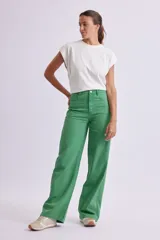 Pantalón de jean verde de corte ancho, estilo wide leg, con tiro alto y bolsillos delanteros y traseros.