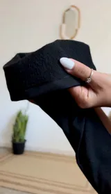 Calza recta gris con felpa en el interior.