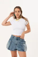 Short de jean celeste con bolsillos cargo laterales y corte abullonado.