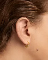 Aros de plata bañada en oro adornados con circonitas cúbicas multicolores.