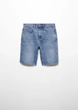 Short de jeans azul con corte a la rodilla y terminaciones desflecadas.