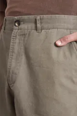 Bermuda color verde militar con bolsillos laterales y traseros.