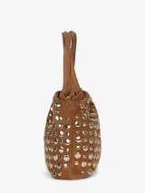 Mini bolso cubo negro con tachuelas doradas, confeccionado en cuero con detalles metálicos. Tiene doble asa corta y cierre con broche magnético.
