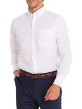 Camisa de vestir blanca, de corte regular, con cuello abotonado y bolsillo en el pecho. Confeccionada en popelina de algodón con spandex.