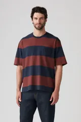 Remera de hombre a rayas horizontales color azul marino y bordó, con bolsillo en el pecho.