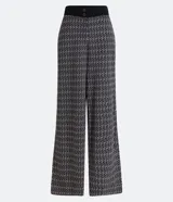 Pantalón wide leg de malla crepé con estampado geométrico en blanco y negro, cintura alta con doble abotonadura.