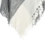 Poncho tejido de acrílico a rayas horizontales en tonos gris y blanco, con cuello amplio y mangas 3/4. Presenta detalle de flecos en el ruedo.