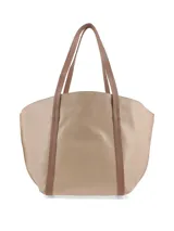 Cartera shopper grande de cuero marrón con textura tipo cocodrilo, doble asa de hombro y cierre superior con lazo.
