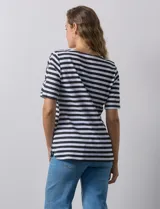 Remera de algodón a rayas horizontales rosas y blancas, con cuello redondo y mangas cortas con detalle de aberturas entrelazadas.