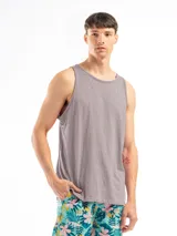 Musculosa lisa color blanco, de corte clásico y cuello redondo.