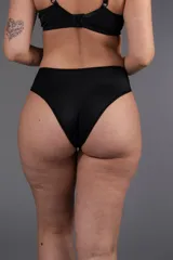 Bombacha de tiro alto, confeccionada en lycra y puntilla elastizada bicolor negra y roja.