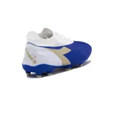 Botines de fútbol en azul y blanco, diseñados para proporcionar comodidad y rendimiento en el juego.