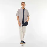 Camisa marrón claro de manga corta con cuello clásico y cierre abotonado.
