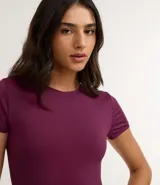 Body femenino de manga corta, color rojo vibrante, con cuello redondo y ajuste ceñido al cuerpo.