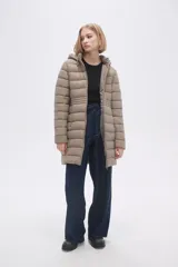 Campera negra larga con capucha, de poliamida con relleno y diseño acolchado horizontal.