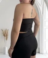 Top strapless negro con strass plateados. Incluye copas removibles.
