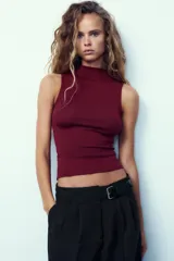 Musculosa marrón con cuello alto.