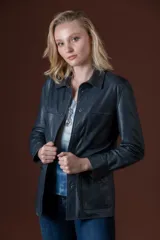 Chaqueta de cuero negra, con corte clásico y botones frontales.