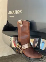 Bota de cuero marrón con estribo desmontable plateado.