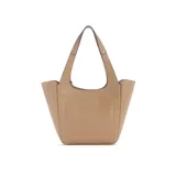 Bolso tote Guess Helina color beige con textura granulada, doble asa de hombro, logo frontal y colgante con charm de la marca.