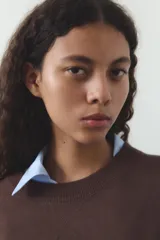 Sudadera azul de cuello redondo y manga larga con acabados en rib.