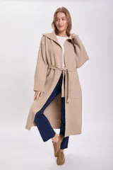 Cardigan de punto color beige, con diseño abierto y manga larga.
